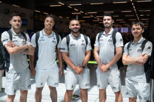 Ernesto-Alisson-Dennis-Deivão-y-David-Peña-posan-en-el-Aeropuerto-de-Palma