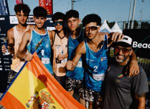 El NZA Beachvolley Academy posa en el podio del WEVZA