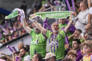 Dos-aficionados-animan-al-Illes-Balears-Palma-Futsal-en-Son-Moix