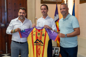 José Tirado y Antonio Vadillo entregan la tercera equipación a Llorenç Galmés