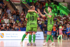 Machado, Fabinho y Ernesto celebran un gol contra el Servigroup Peñíscola